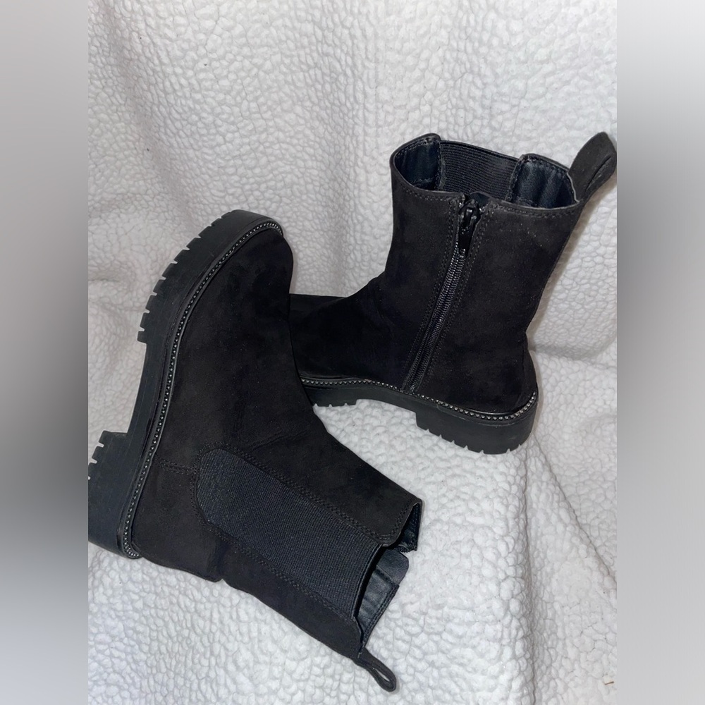Time & Tru Women's Black Suede Boots Preowned